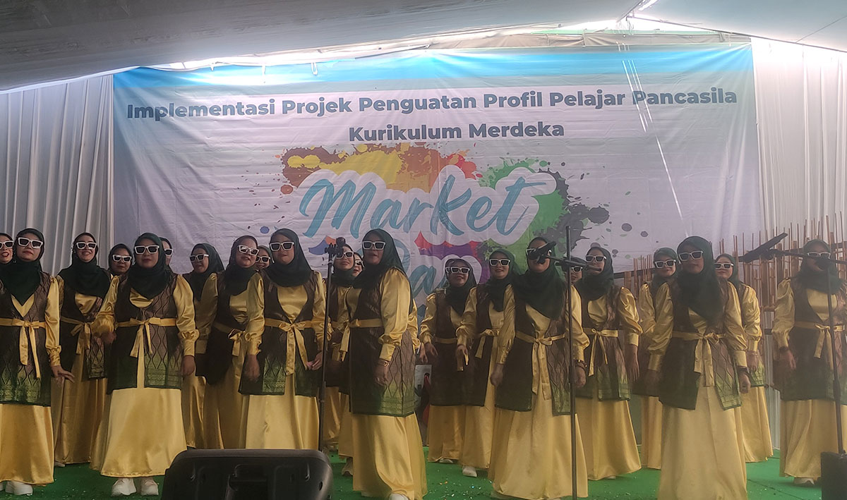 Paduan suara Mars Muslimat NU yang ditampilkan siswi MI dan MTs Bilingual Muslimat NU Pucang Sidoarjo.