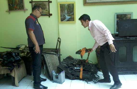 Petugas Reskrim Polres Malang Kota saat olah TKP di Ruang Kepala Sekolah SMPN 10 Kota Malang. foto: iwan irawan/BANGSAONLINE