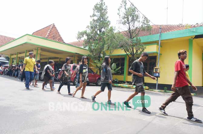 Para pengamen dan anak jalanan saat digiring ke Dinas Sosial Jombang untuk pendataan. foto: rony suhartomo/ BANGSAONLINE