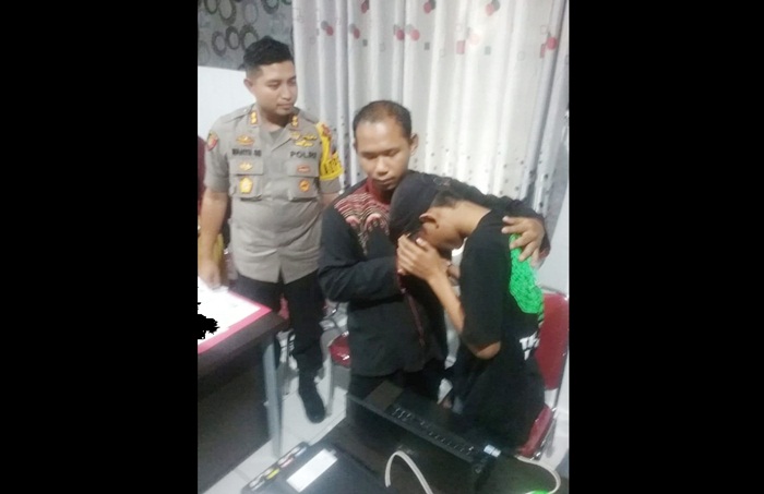 Kapolres Gresik, AKBP Wahyu S. Bintoro menyaksikan Agrigo Aris mencium tangan Nur Kalim sembari minta maaf. foto: SYUHUD A/BANGSAONLINE
