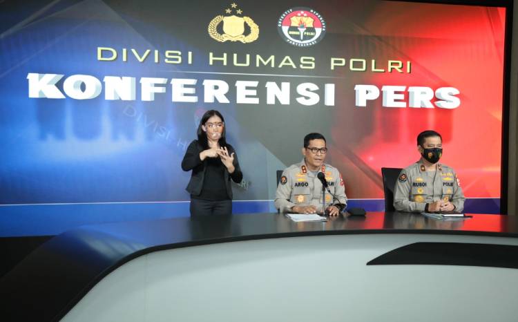 Kadiv Humas Polri Irjen Argo Yuwono (tengah). (foto: ist)