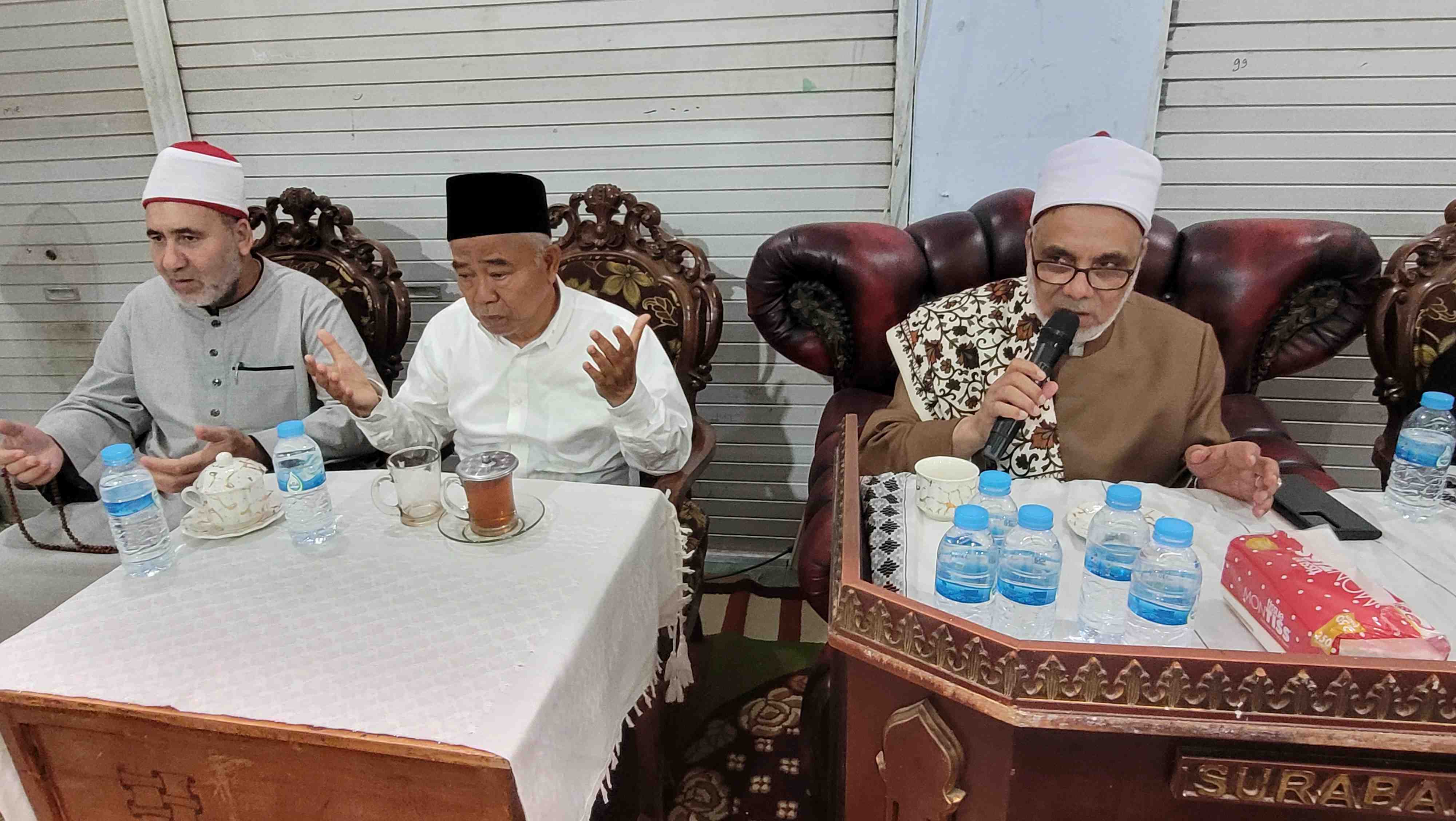 Prof Dr Jamal Farouq Al Daqqaq Al Azhari (paling kanan) saat ceramah di depan ribuan santri Pondok Pesantren Amanatul Ummah Surabaya. Senin (22/12/2025). Ia didampingi Prof Dr KH Asep Saifuddin Chalim (tengah) dan Syaikh Ahmad Muhammad Mabruk (kiri). Foto: bangsaonline