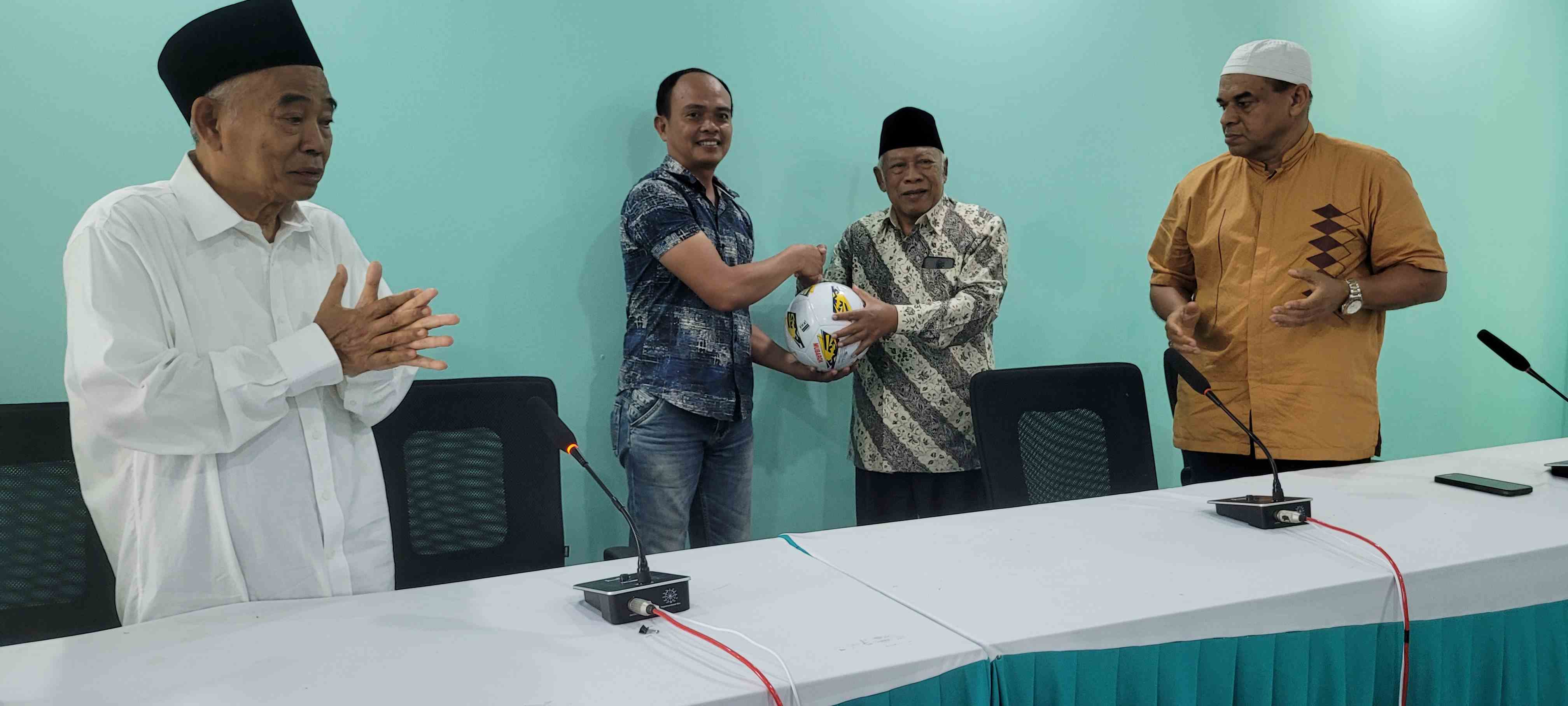 Achmady menyerahkan bola gratis secara simbolik disaksikan Prof Dr KH Asep Saifuddin Chalim dan Habib Abu Bakar di Gedung Pascasarjana Universitas KH Abdul Chalim Pacet Mojokerto, Jumat (26/7/2024). Foto: MMA/bangsaonline