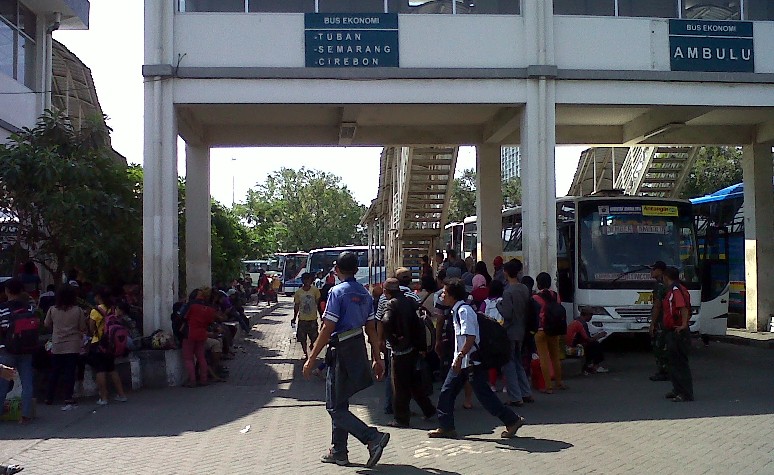 MUDIK – Sejumlah calon penumpang di salah satu sudut Terminal Purabaya, Sidoarjo, Jum’at (25/7/2014). foto : nanang/BangsaOnline
