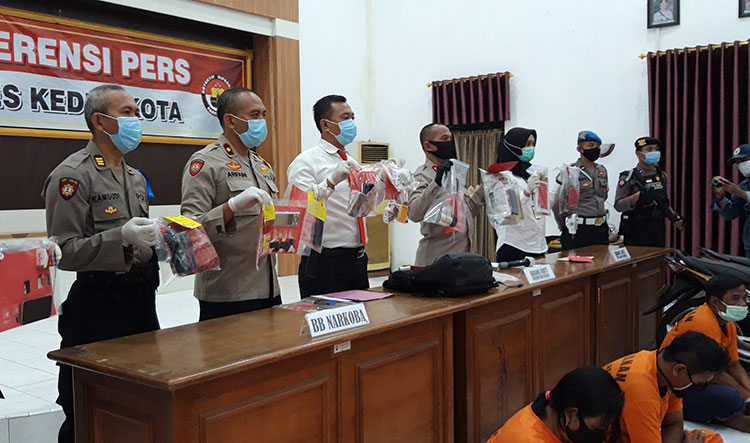 Kapolres Kediri Kota, AKBP Miko Indrayana dan jajaran saat menunjukan barang bukti kejahatan dalam jumpa pers, Kamis (23/7/2020). foto: MUJI HARJITA/ BANGSAONLINE