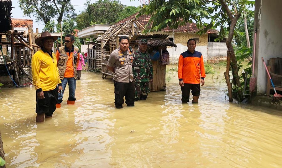 Kepala BPBD Bangkalan Rizal Morris bersama Kapolres dan Dandim Bangkalan turun ke Dusun Morlorong, salah satu wilayah terdampak banjir. 