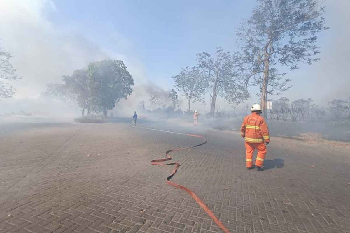 Dinas Pemadam Kebakaran dan Penyelamatan  Surabaya saat melakukan pemadaman api di Jalan Kertajaya Indah Regency, Sukolilo, Surabaya, terbakar.