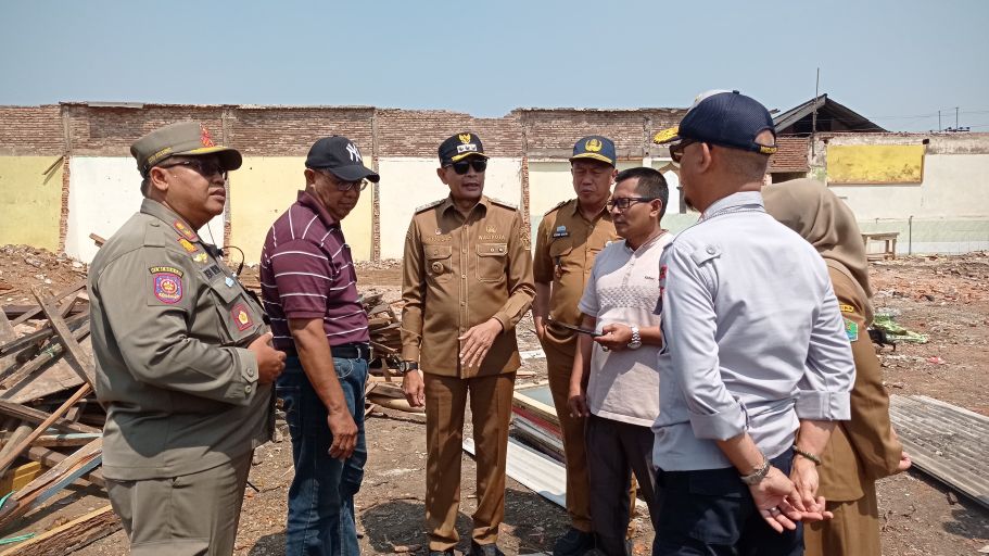 Wali Kota Malang, Wahyu Hidayat saat meninjau lokasi yang bakal menjadi relokasi pedagang Pasar Gadang. (dok. Ist)