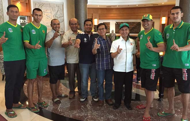 APRESIASI: Ketua KONI Sidoarjo M Franki Effendi dan Ketua PBVSI Sidoarjo Sigit Setyawan bersama tim Voli Pantai Jatim yang meraih medali perak di PON XIX, di  Bandung, Jawa Barat, Jumat (23/9). foto istimewa