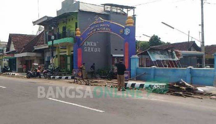 BELUM TUNTAS: Proyek gorong-gorong masih menyisakan sejumlah material di pinggir jalan. foto: arif kurniawan/ BANGSAONLINE