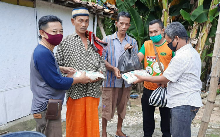 Erick (kiri), wartawan HARIAN BANGSA Biro Pamekasan bersama FRPB saat membagikan sembako terhadap masyarakat terdampak Covid-19.