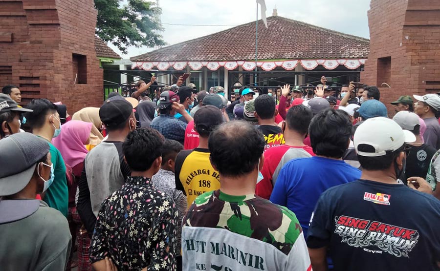 Puluhan warga Dusun Jurang Pelen I Desa Bulusari saat ngeluruk kantor desa.