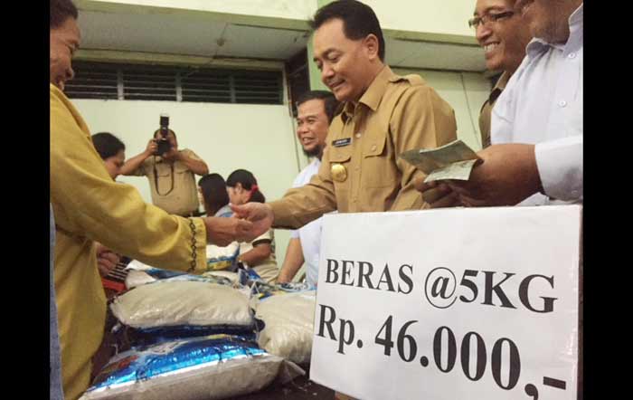 Pjs. Wali Kota Dr. Ir. Jumadi ditemani Kepala BI Perwakilan Kediri saat terjun langsung melayani masyarakat yang membeli beras dalam operasi pasar murni di Kelurahan Ngadirejo. foto: ARIF K/ BANGSAONLINE