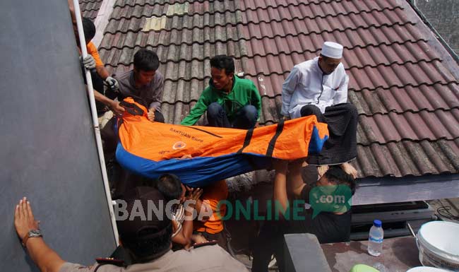 Jenazah korban saat dievakuasi. foto: rony suhartomo/ BANGSAONLINE