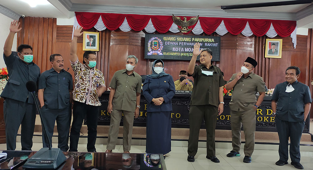 Voting pembentukan ketua BPRS Syariah, Moeljadi (paling kanan) akhirnya terpilih nahkodai pansus. Foto: YUDI EKO PURNOMO/ BANGSAONLINE