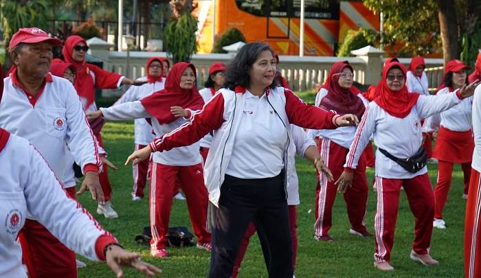 Pj Wali Kota Kediri Zanariah saat ikut senam bersama Yayasan Jantung Indonesia. Foto: Ist. 