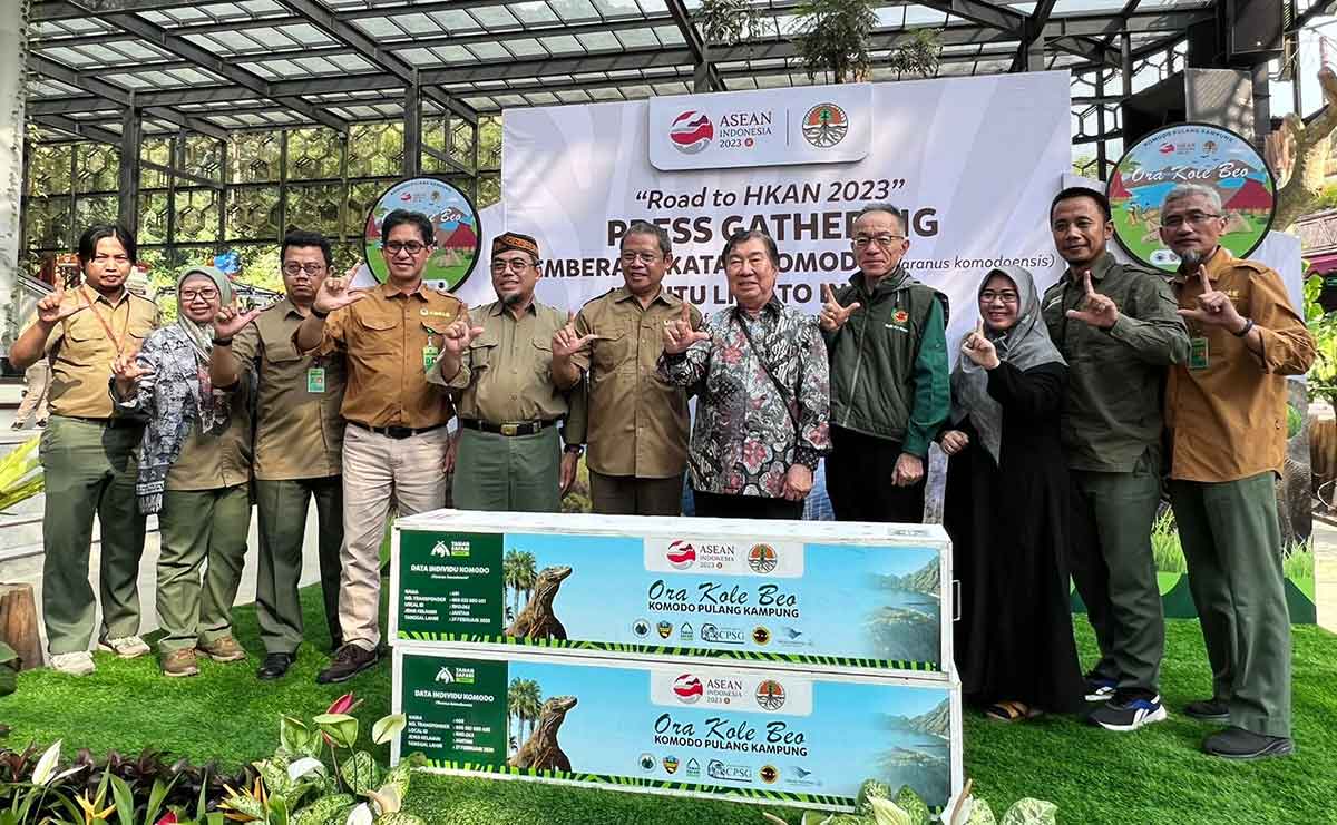 Dirjen KSDAE KLHK, Satyawan Pudyamoko; Presiden Direktur PT Smelting, Hideya Sato, dan Dirut Taman Safari Indonesia, Jansen Manangsang, saat pelepasan komodo. Foto: Ist
