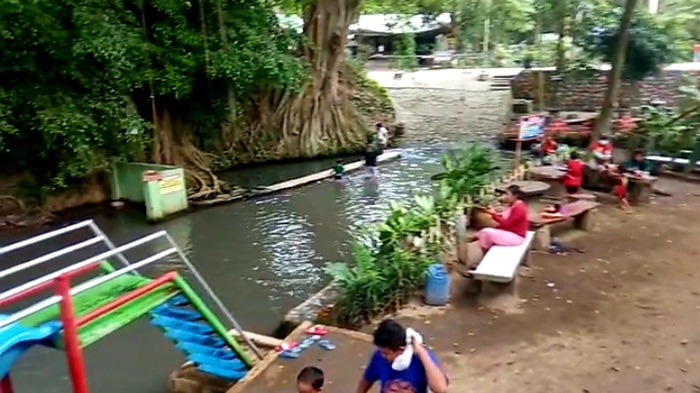 Tempat Wisata Sumber Banteng yang mulai ramai pengunjung saat dibuka oleh pengelola, sebelum akhirnya ditutup kembali.