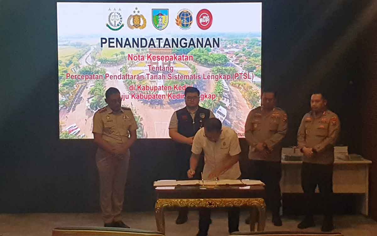Kajari Kabupaten Kediri, Chandra Eka Yustisia, saat melakukan penandatanganan MoU Percepatan PTSL. Foto: Ist