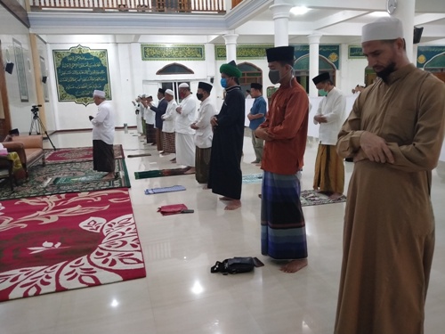 Prof. Dr. KH. Asep Saifuddin Chalim, M.Ag saat memimpin salat malam di Masjid Raya KH Abdul Chalim Pondok Pesantren Amanatul Ummah Pacet Mojoketo Jawa Timur, Kamis (7/5/2020) malam. foto: MA/ BANGSAONLINE.com