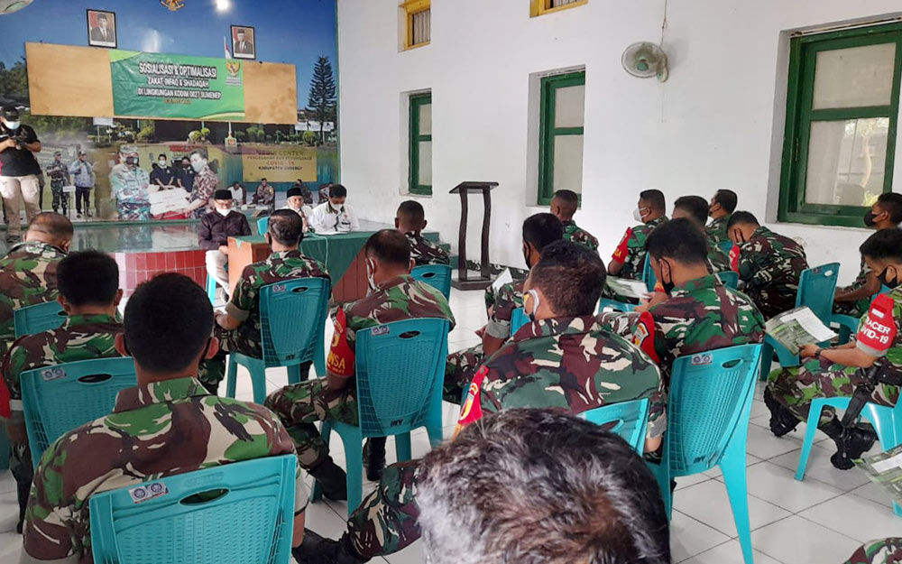 Baznas Sumenep saat menggelar sosialisasi tentang zakat di Lingkungan Makodim 0827 Sumenep, Senin (20/12).