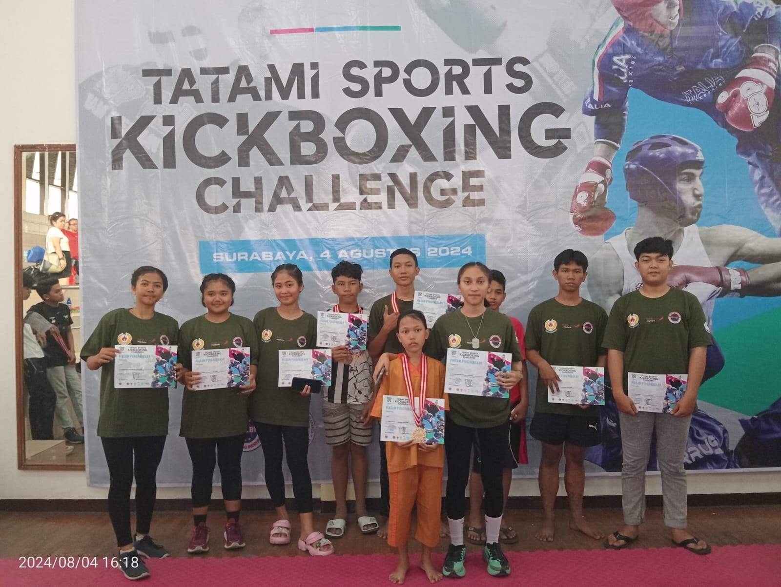 Para atlet Kickboxing Kabupaten Mojokerto yang meraih medali emas dan perak (dok. Ist)