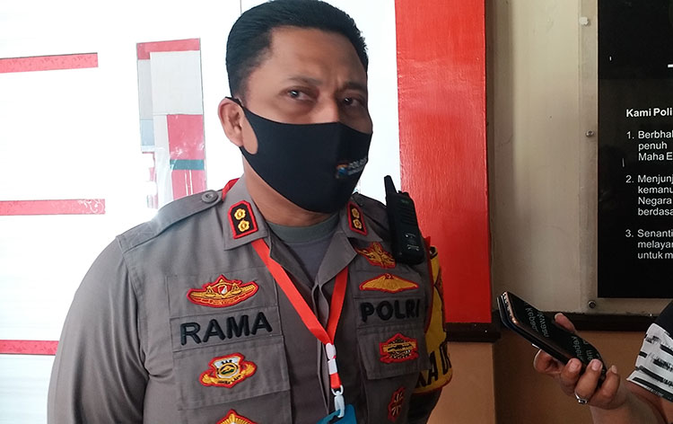 Kapolres Bangkalan AKBP Rama Samtama Putra saat memberikan keterangan terkait dukungannya terhadap Perbup Prokes Covid-19 di era New Normal, Rabu (17/6/2020).