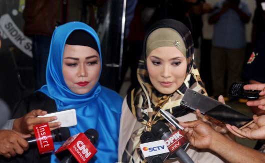 Elma Theana saat menjalani pemeriksaan sebagai saksi kasus Gatot Brajamusti di Polda Metro Jaya