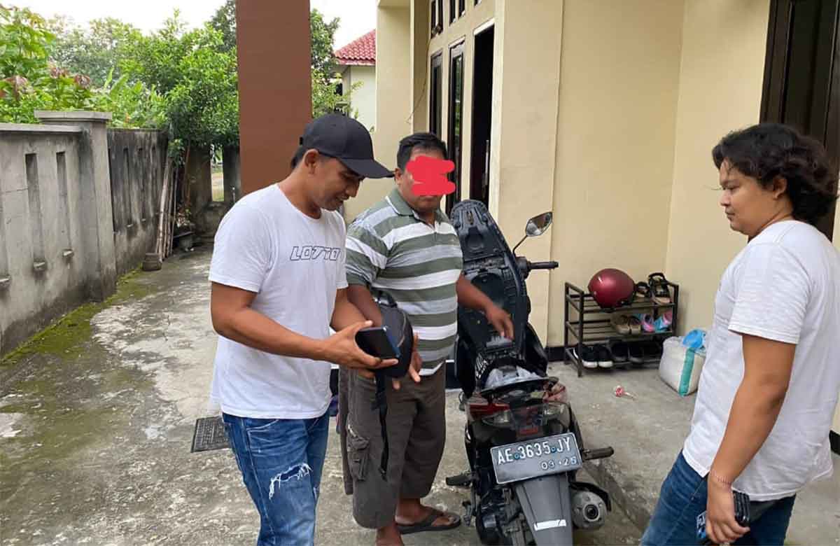 Petugas dari Polres Ngawi saat menangkap maling.