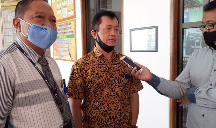 Pengacara Penggugat, Bambang Sukoco, S.H., M.Hum., dan Santoso, S.E, S.H., M.H. (foto: MUJI HARJITA/ BANGSAONLINE)