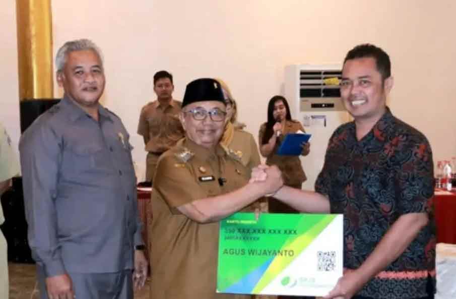 Pemberian BLT hasil DBHCHT oleh Pemkab Blitar. (Ist)