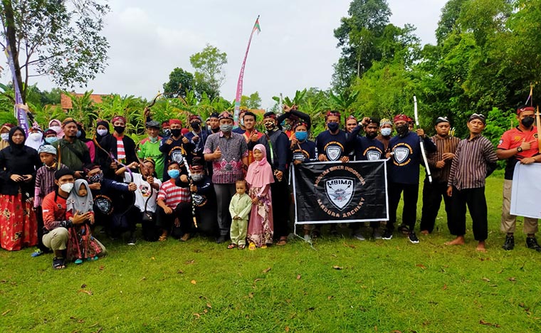 Para atlet panahan jemparingan foto bersama usai latihan.