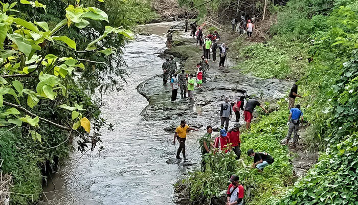Karang Taruna Tengger Lor dan Relawan di Kediri Bersihkan Sampah Sungai Watuduwur