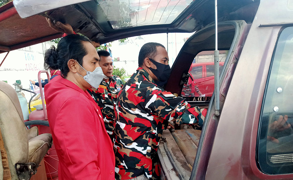 Sejumlah anggota dari LMP saat mendapati mobil bermuatan BBM yang diduga ilegal di SPBU Kasbah, Kota Probolinggo.