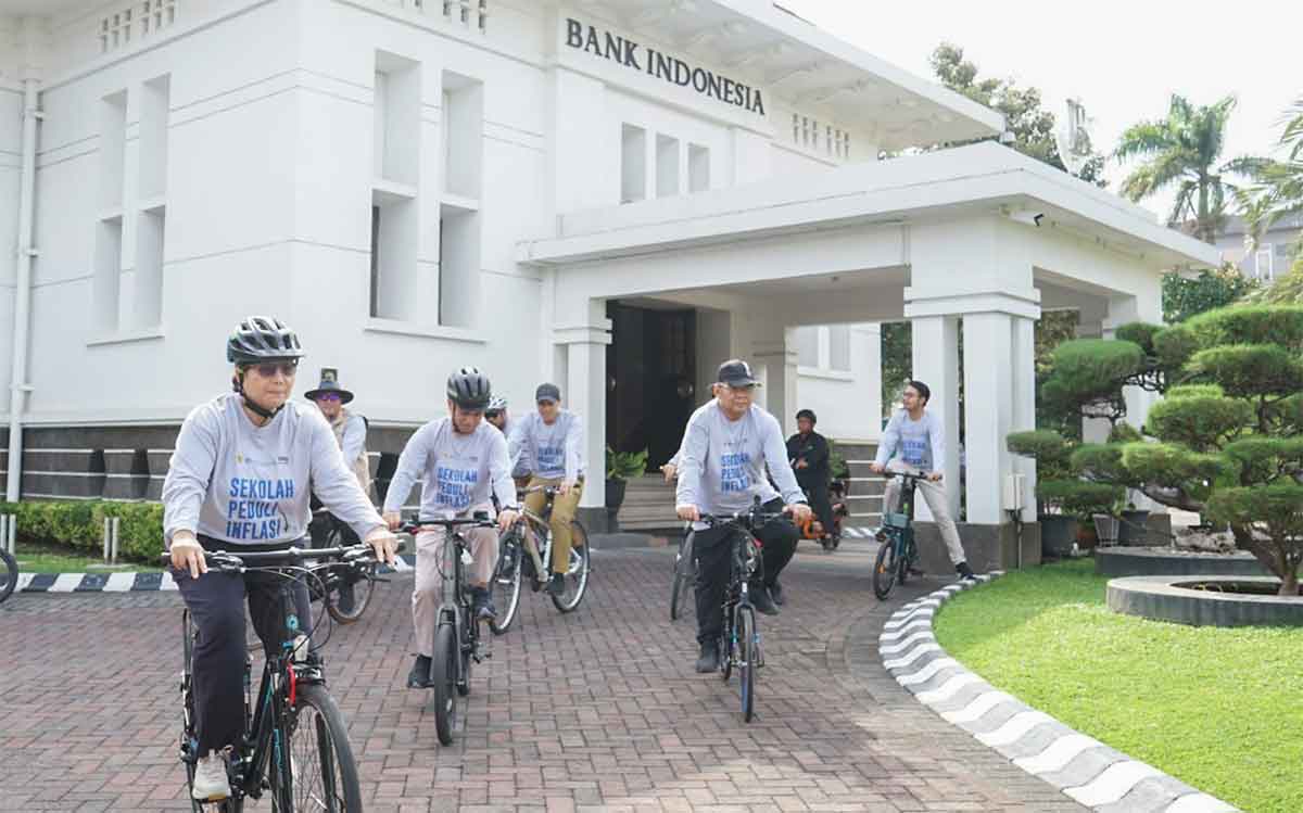 Pj Wali Kota Kediri, Zanariah, saat singgah di Kantor BI didampingi Kepala KPwBI Kediri, Choirur Rofiq. Foto: Ist