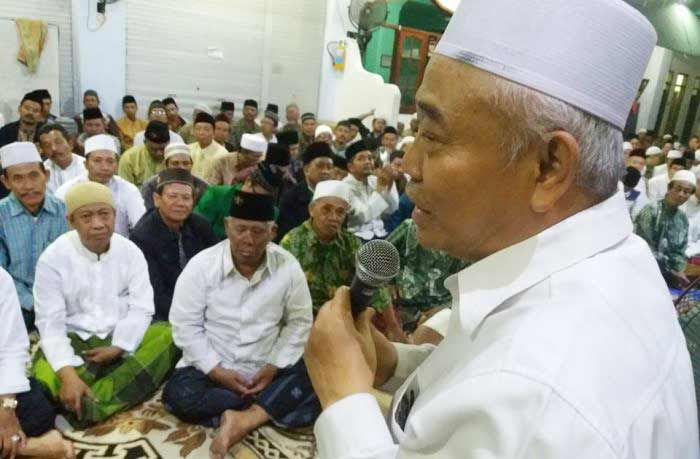Dr KH Asep Saifuddin Chalim, MA saat memberikan taushiyah di depan 700 pengurus MWC NU dan Ranting NU se-Surabaya di Pondok Pesantren Amanatul Ummah Surabaya, Ahad malam (15/7/2018). foto: bangsaonline.com
