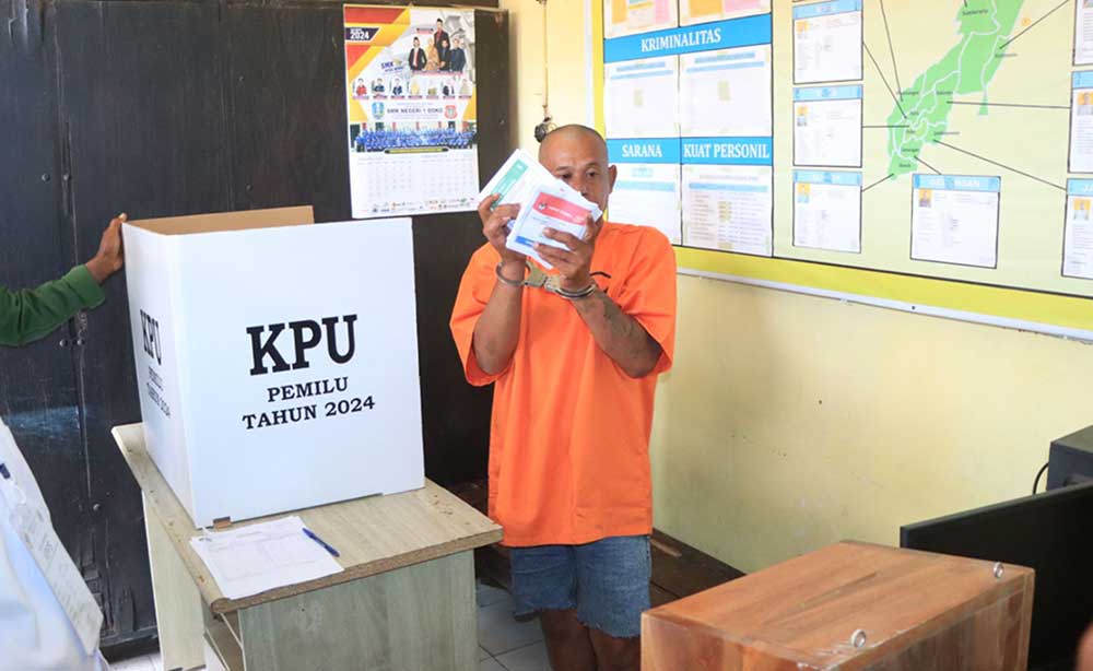 Salah satu pemilih yang mendapat kawalan ketat polisi saat nyoblos di TPS.