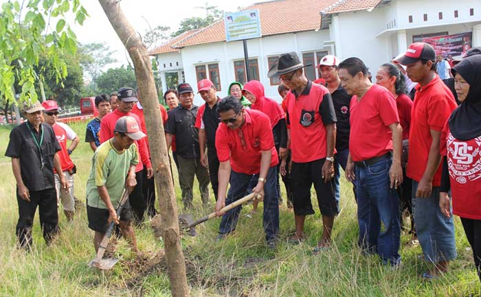 Ketua DPC PDI-P Kota Kediri Agus Sunoto bersama sejumlah pengurus DPC dan simpatisan PDI Perjuangan saat melakukan penghijauan di wilayah Kota Kediri. foto: arif kurniawan/ BANGSAONLINE
