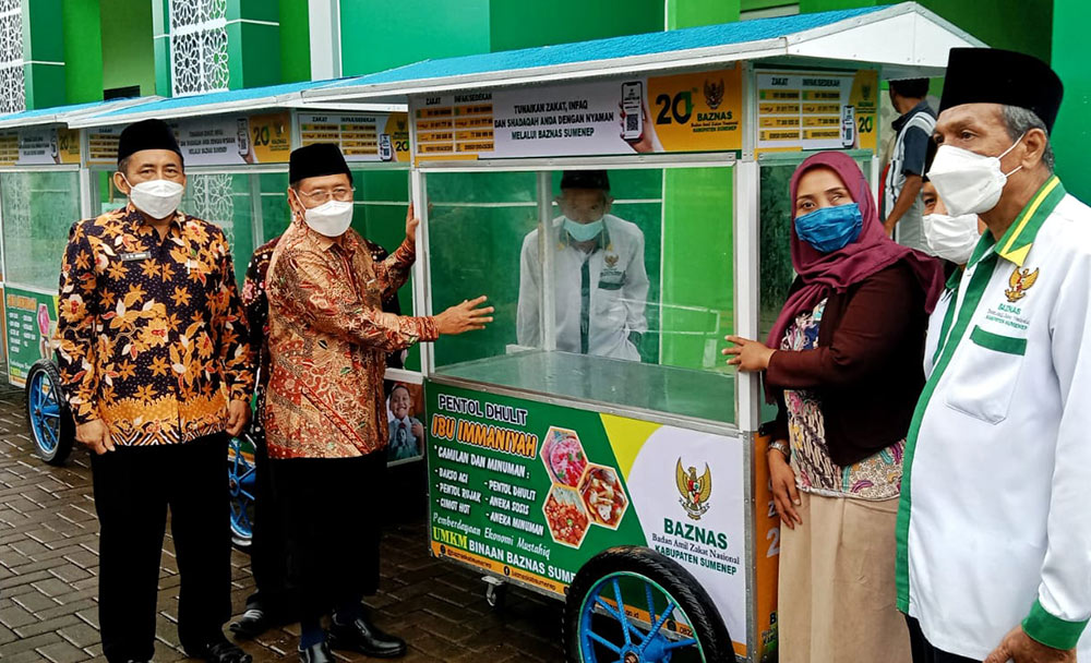 Baznas Kabupaten Sumenep membantu masrakat kurang mampu dengan seperangkat gerobak rombong.