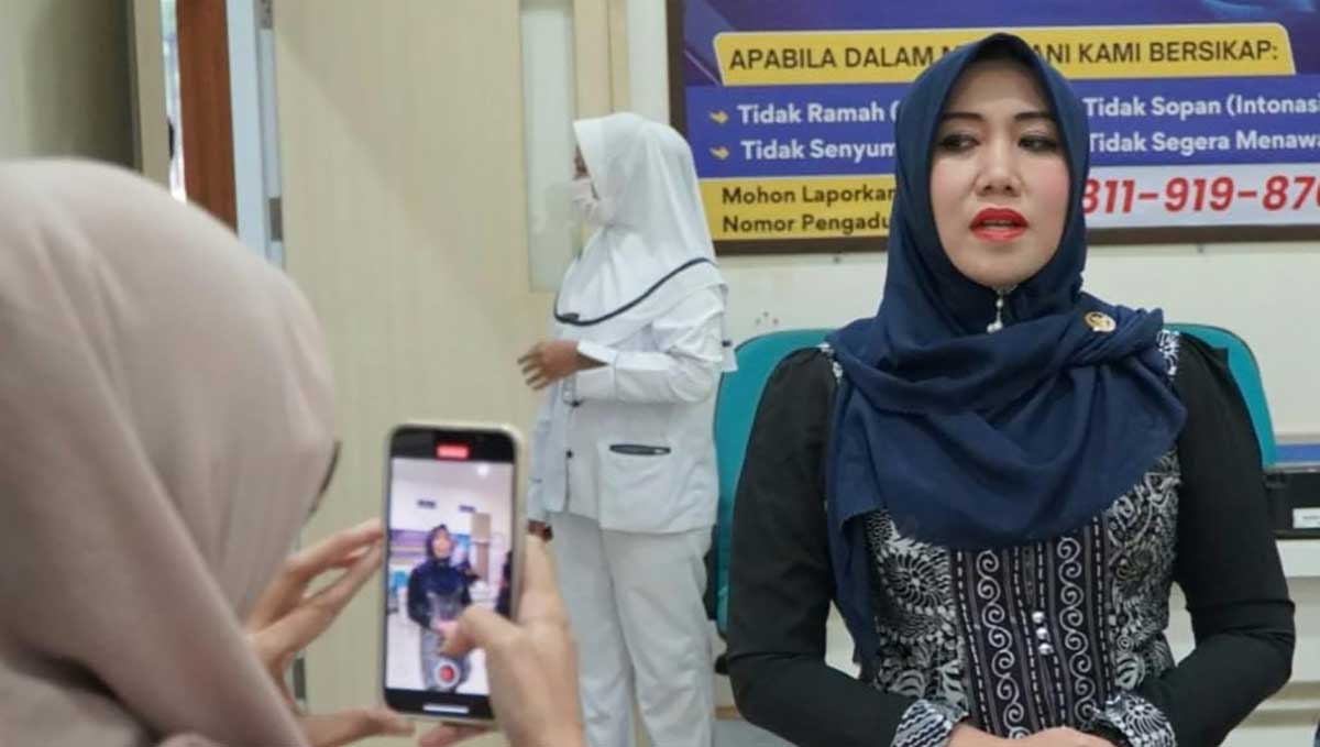 Anggota DPD RI asal Jawa Timur, Lia Istifhama atau yang akrab disapa Ning Lia, saat memberi keterangan ke awak media.