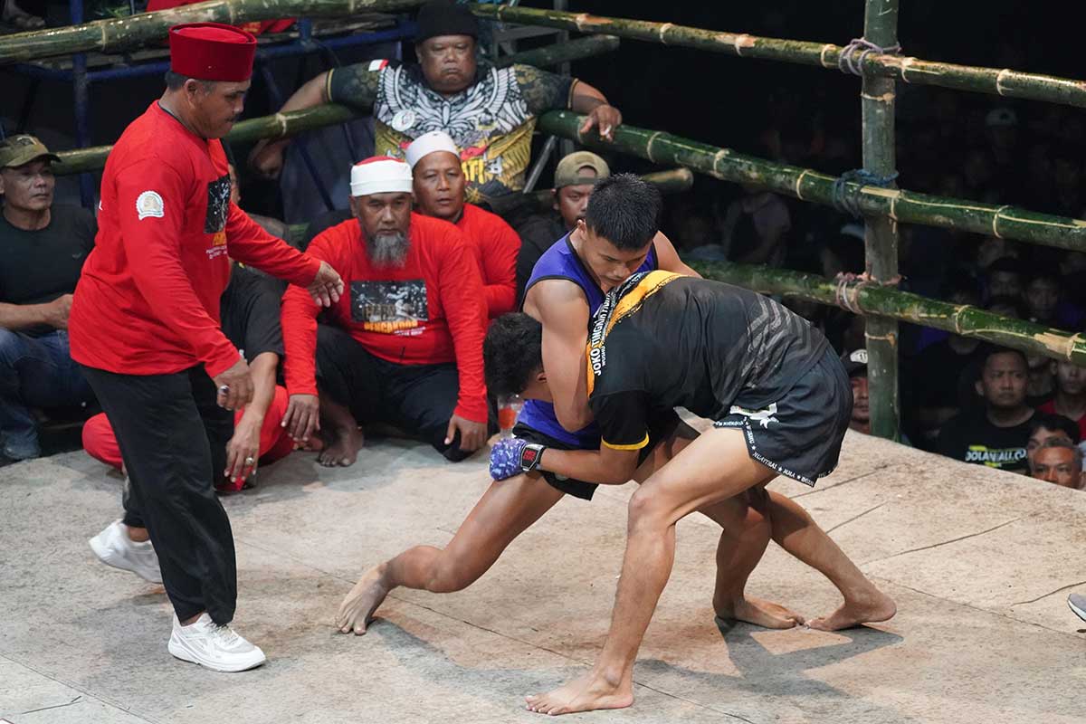Laga pencak Dor, yang terus diawasi wasit. Foto: Ist.