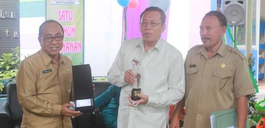 Bupati Situbondo, H. Dadang Wigiarto didampingi Sekda dan Kabag  Pemerintahan menunjukkan piala PATEN. (Hadi Prayitno/BangsaOnline.com)