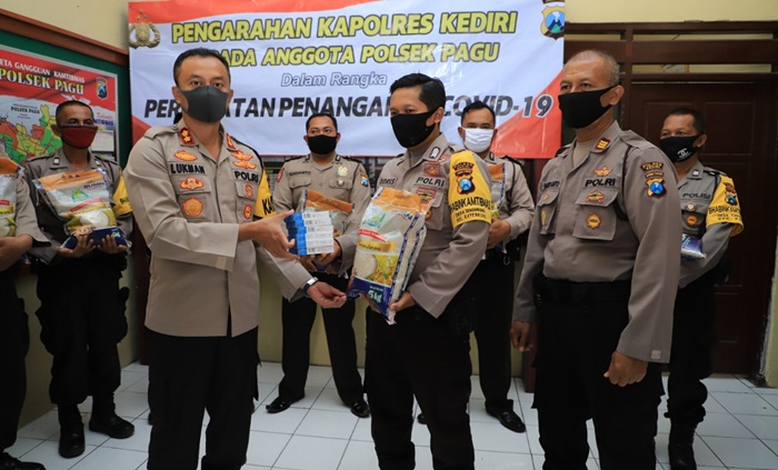 Kapolres Kediri AKBP Lukman Cahyono saat menyerahkan bantuan sembako dan obat herbal di Mapolsek Pagu. foto: ist.