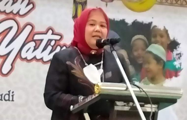 Wakil Gubernur Kepulauan Riau (Kepri) Hj. Marlin Agustina saat memberikan sambutan dalam acara Silaturahim dan Santunan Anak Yatim di Pusat Informasi Haji (PHI) atau Wisma Kemenag Batam, Selasa (27/4/2021). foto: MMA/ BANGSAONLINE.com