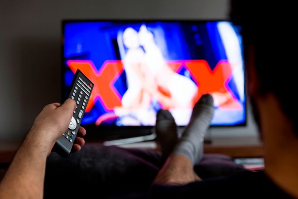 Nonton BE - EF yuk.... foto: mirror.co.uk