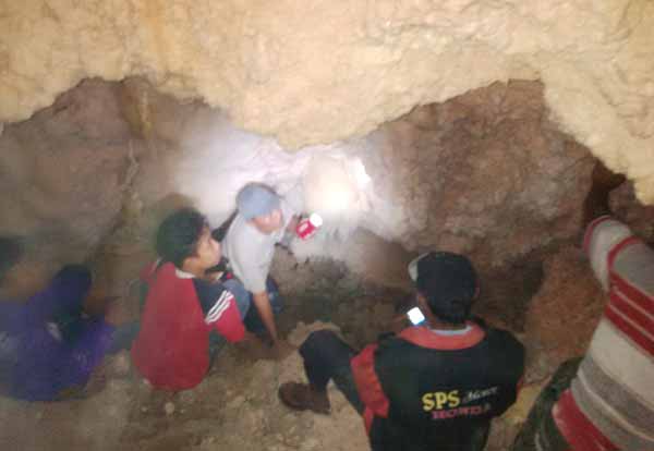 Warga saat masuk ke gua yang berada di area tambang batu kapur yang berada di Dusun Bogor, Desa Bektiharjo, Kecamatan Semanding, Tuban. (suwandi/BANGSAONLINE)