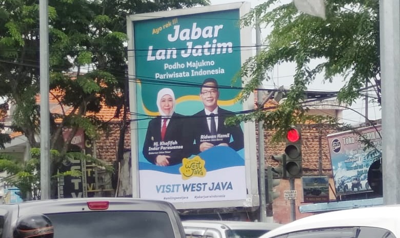 Baliho bergambar Ridwan Kamil dan Khofifah yang terpasang di kawasan Sidoarjo. foto: istimewa