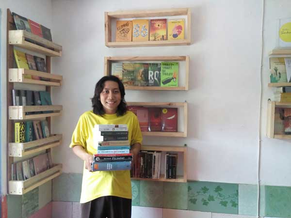 Koleksi buku di Sarkimpul. foto: m ainur rofiqi