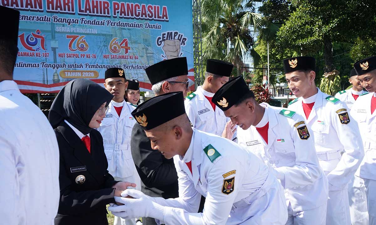Wali Kota Kediri ketika menyalami pelajar yang bertugas mengibarkan bendera merah putih dalam peringatan Hari Lahir Pancasila tahun ini. Foto: Ist
