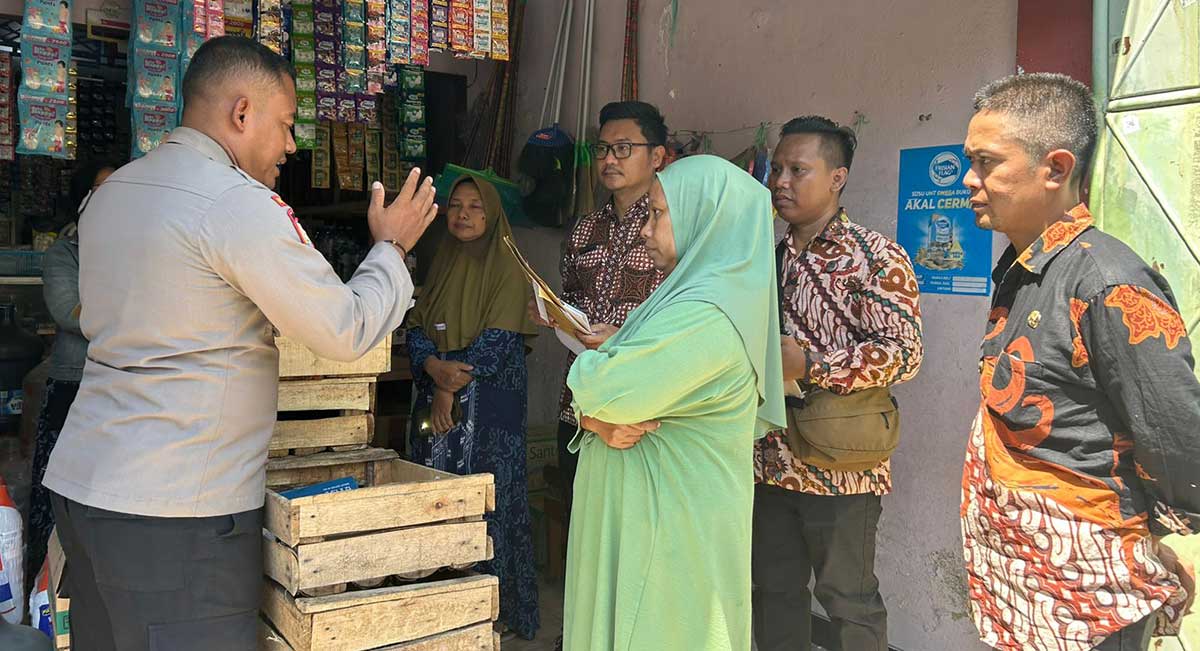 Penyelesaian sengketa batas tanah yang dilakukan petugas dari Kantah Kota Pasuruan.